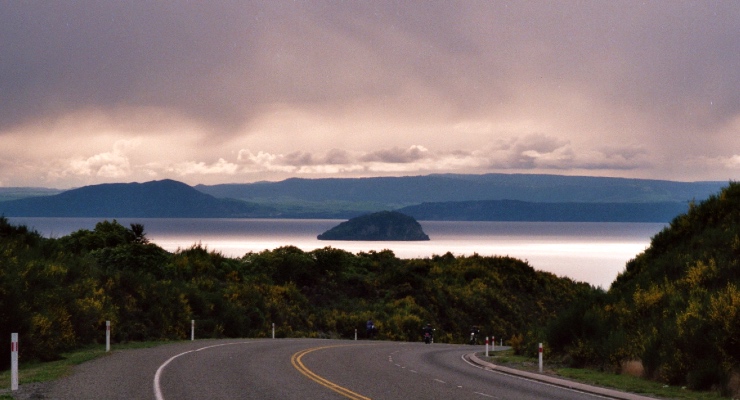 "Lake Taupo Neuseeland Nordinsel" by Seefan2012, CC BY-SA 4.0, via Wikimedia Commons.